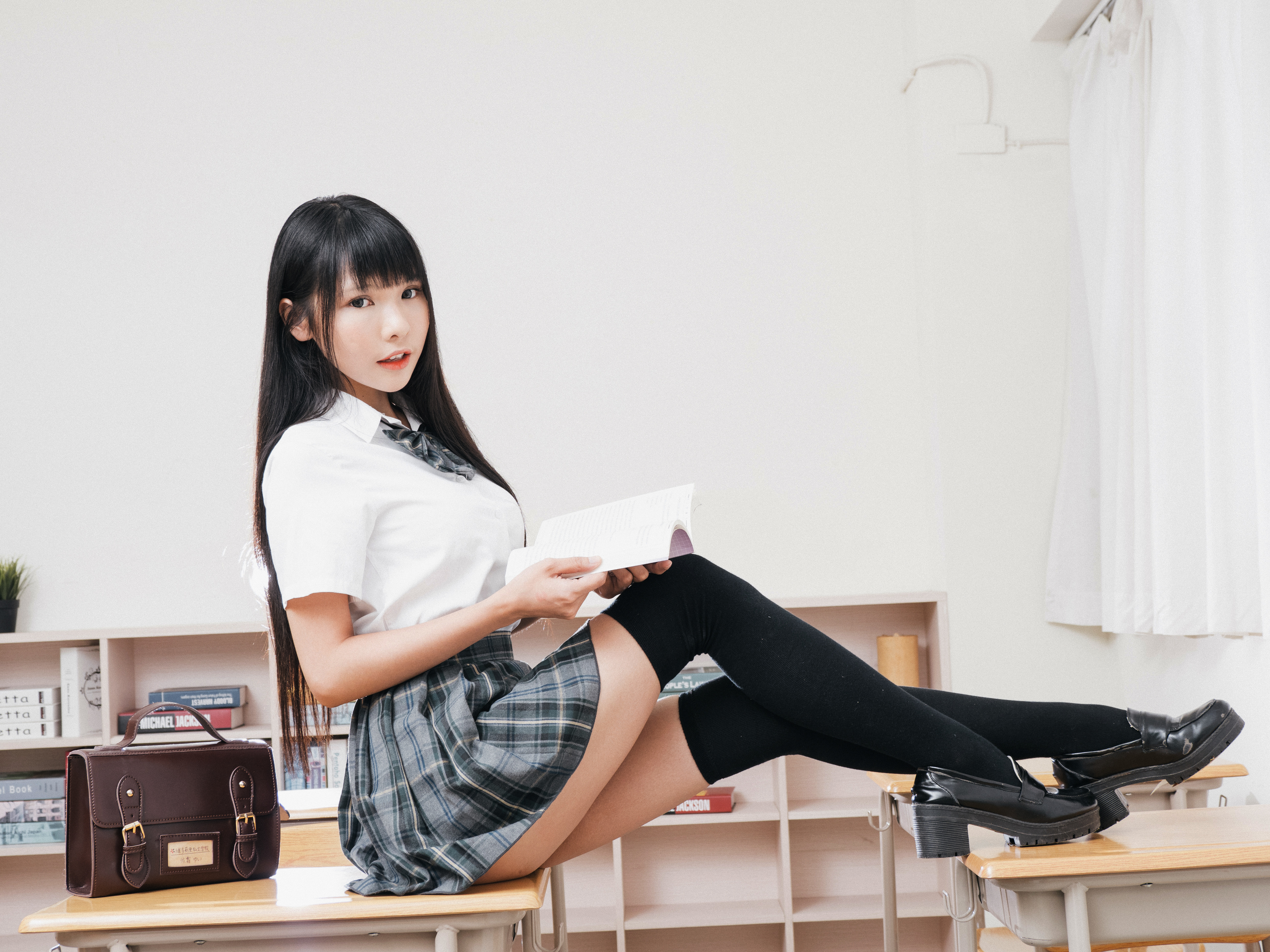 Wallpapers young woman knee highs schoolgirls on the desktop