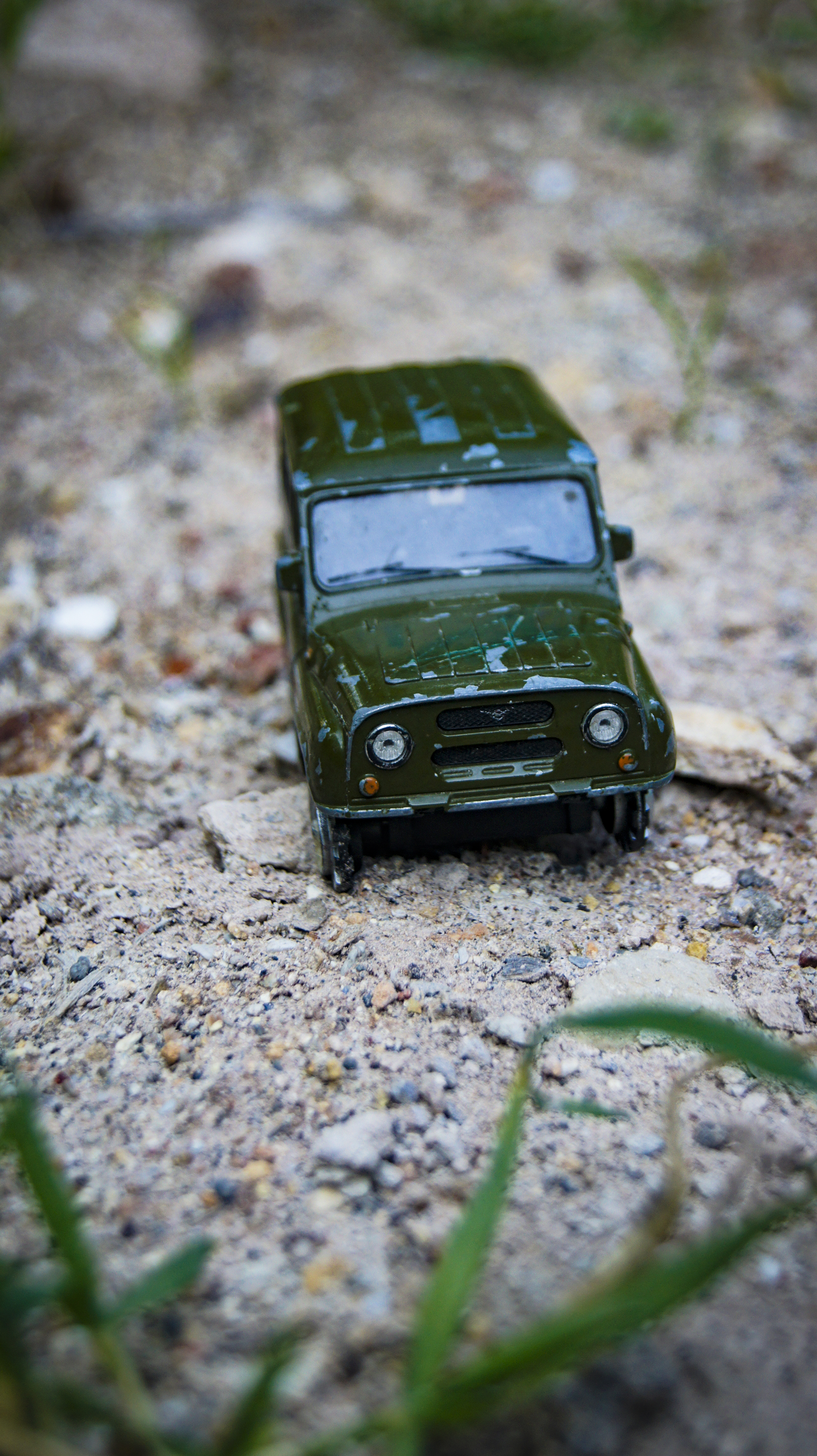 汽车.UAZ.Green.Toy.Car在沙中。
