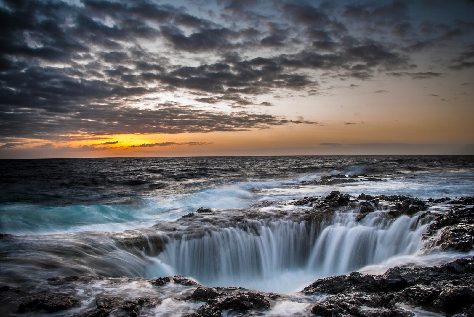 Бесплатное фото Водопад на берегу моря