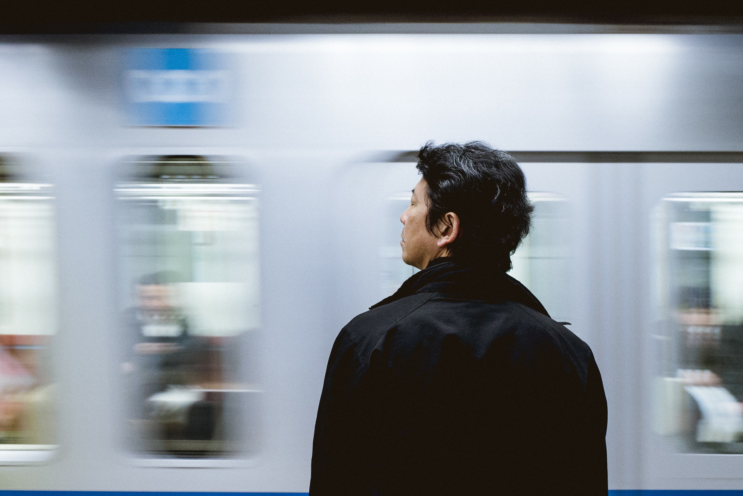 Фото мужчина, человек, технологии, стекло, поезд, метро, общение, профессиональный, электронное устройство, hi-tech - бесплатные картинки на Fonwall