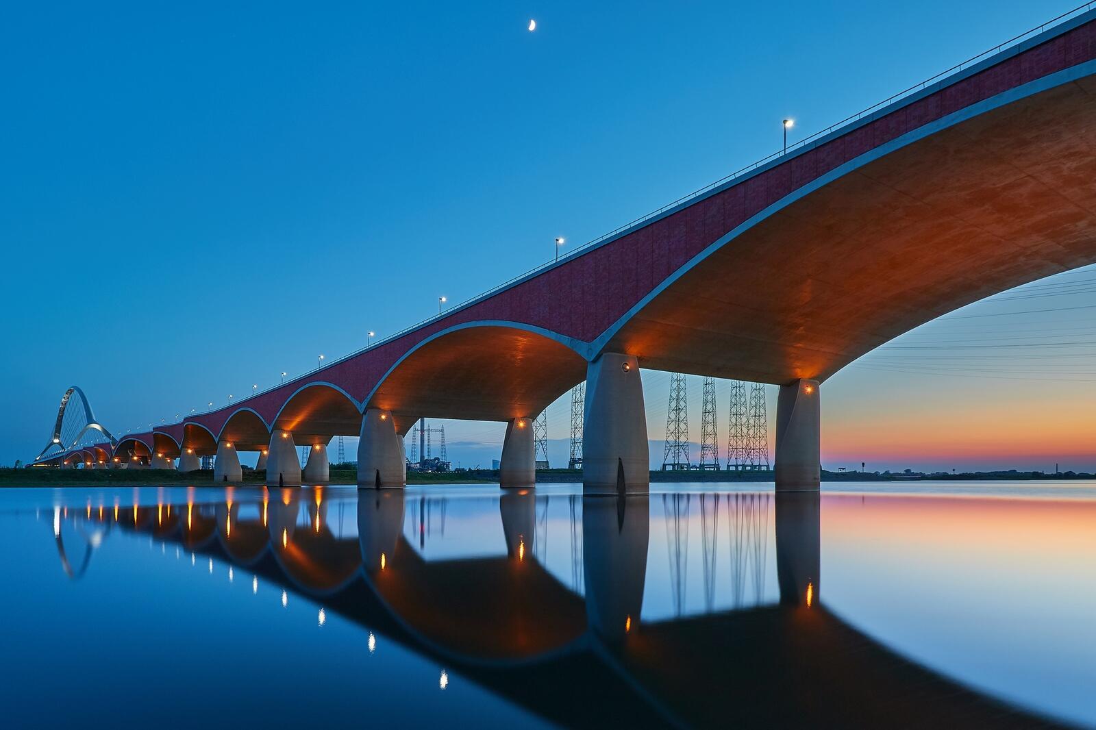 Обои мост современная архитектура отражение на рабочий стол
