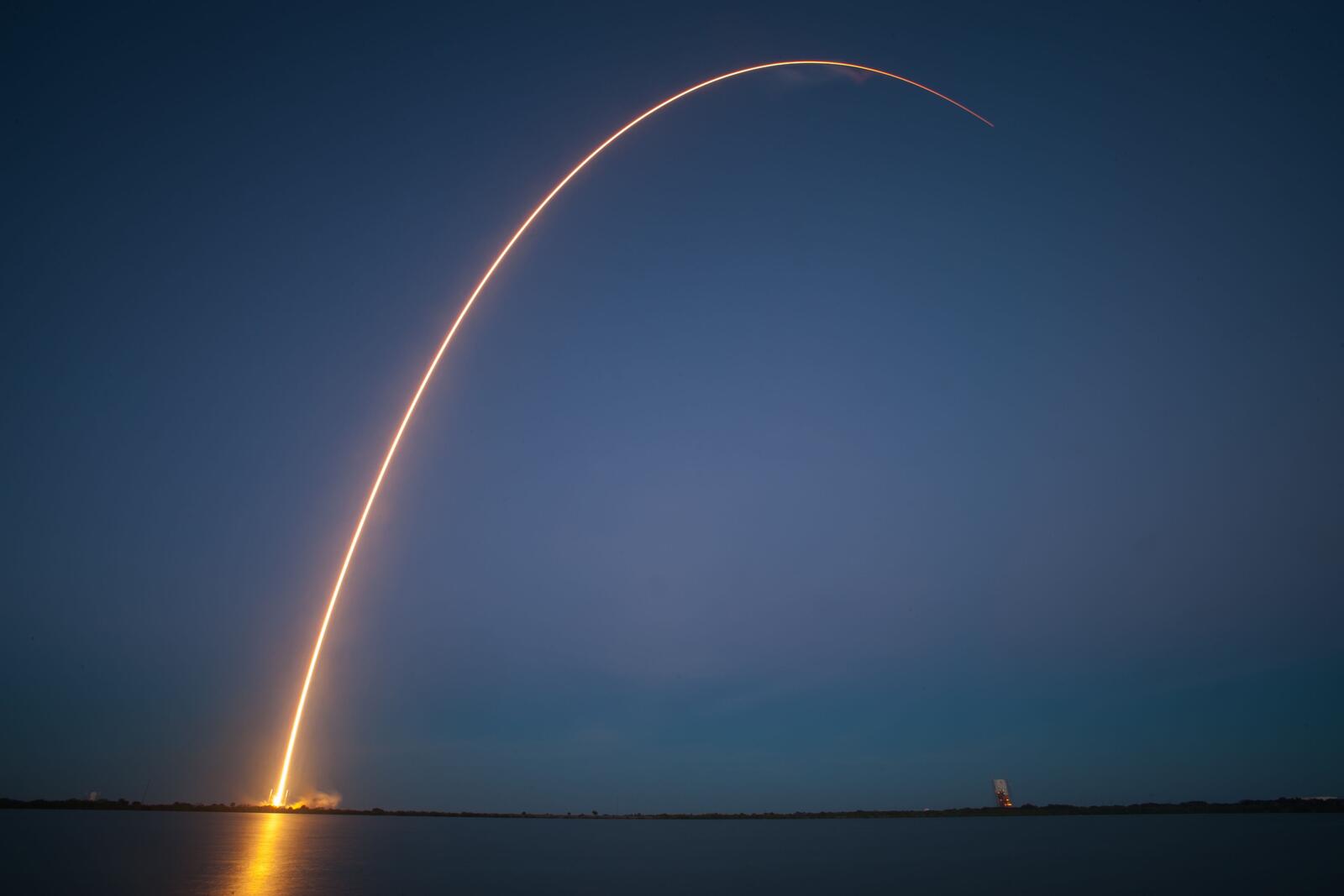 Бесплатное фото Трассер в ночном небе от космической ракеты
