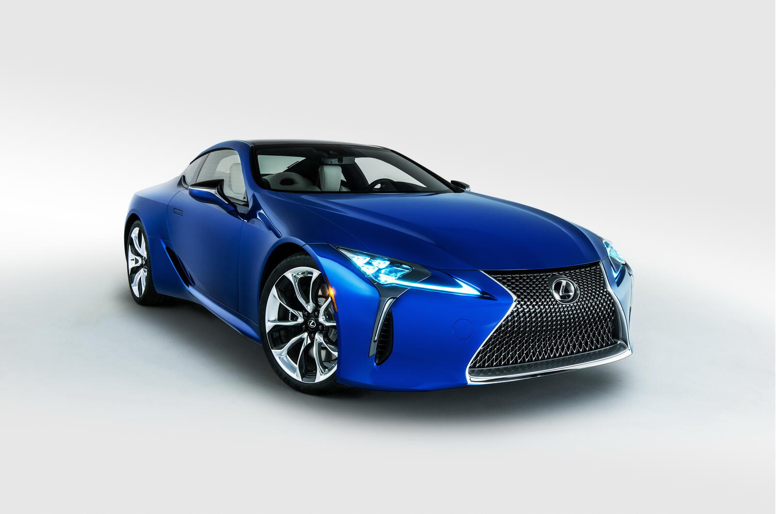 Free photo A picture of a blue Lexus LC 500.