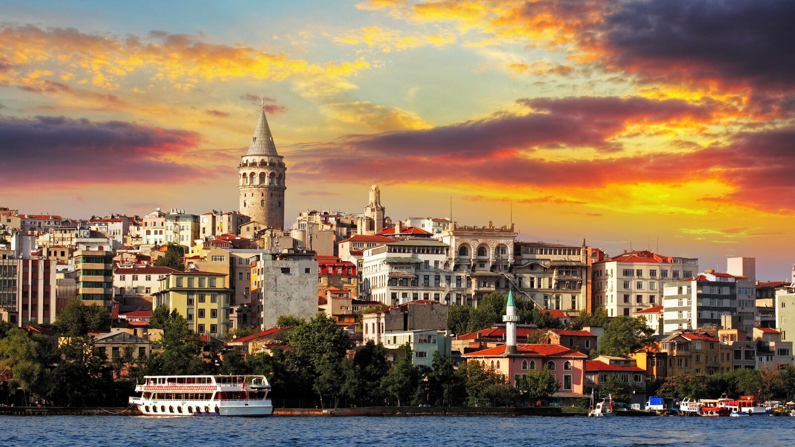 Free photo Houses on the seashore in Istanbul