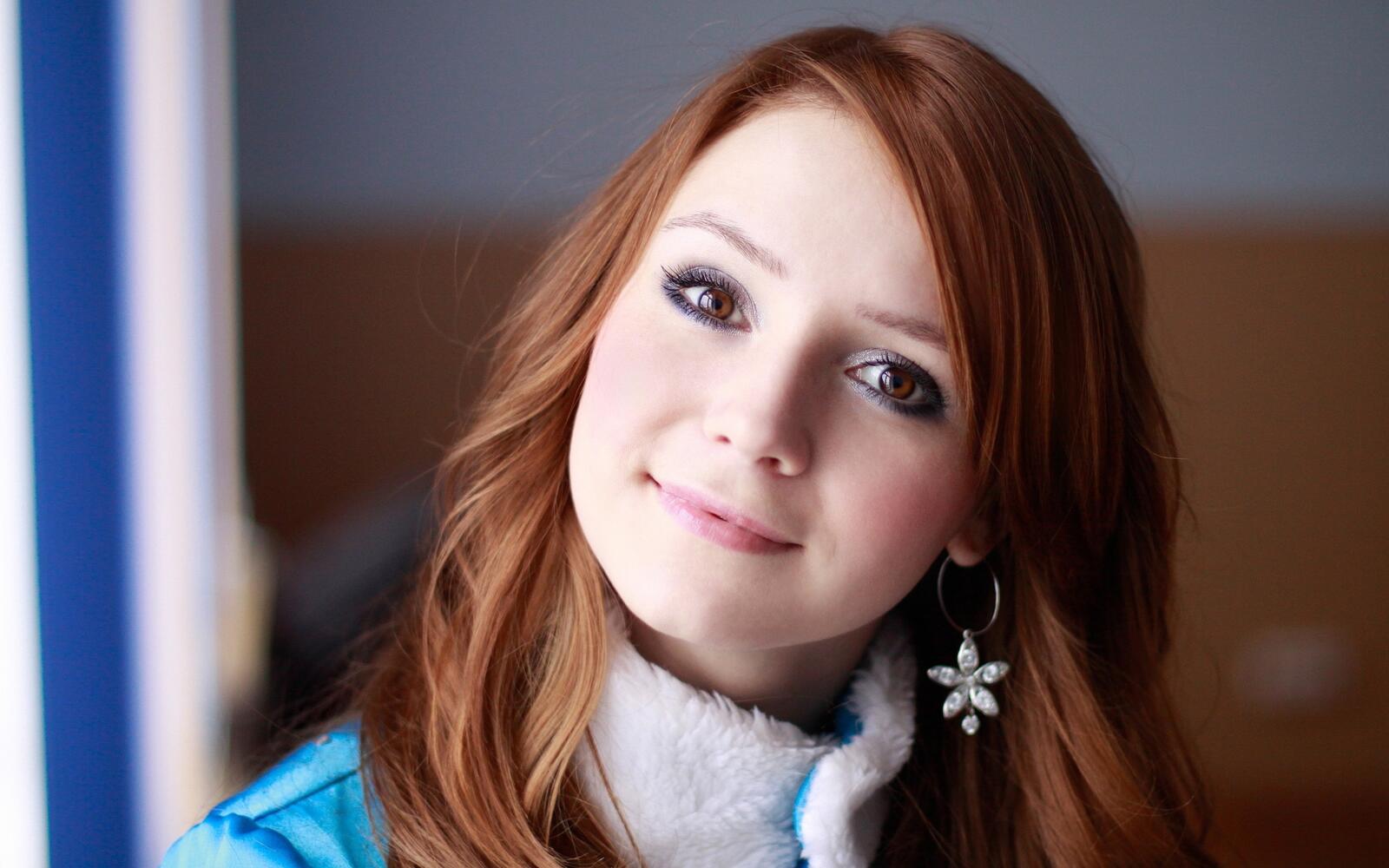 Free photo Portrait of a red-haired girl with brown eyes