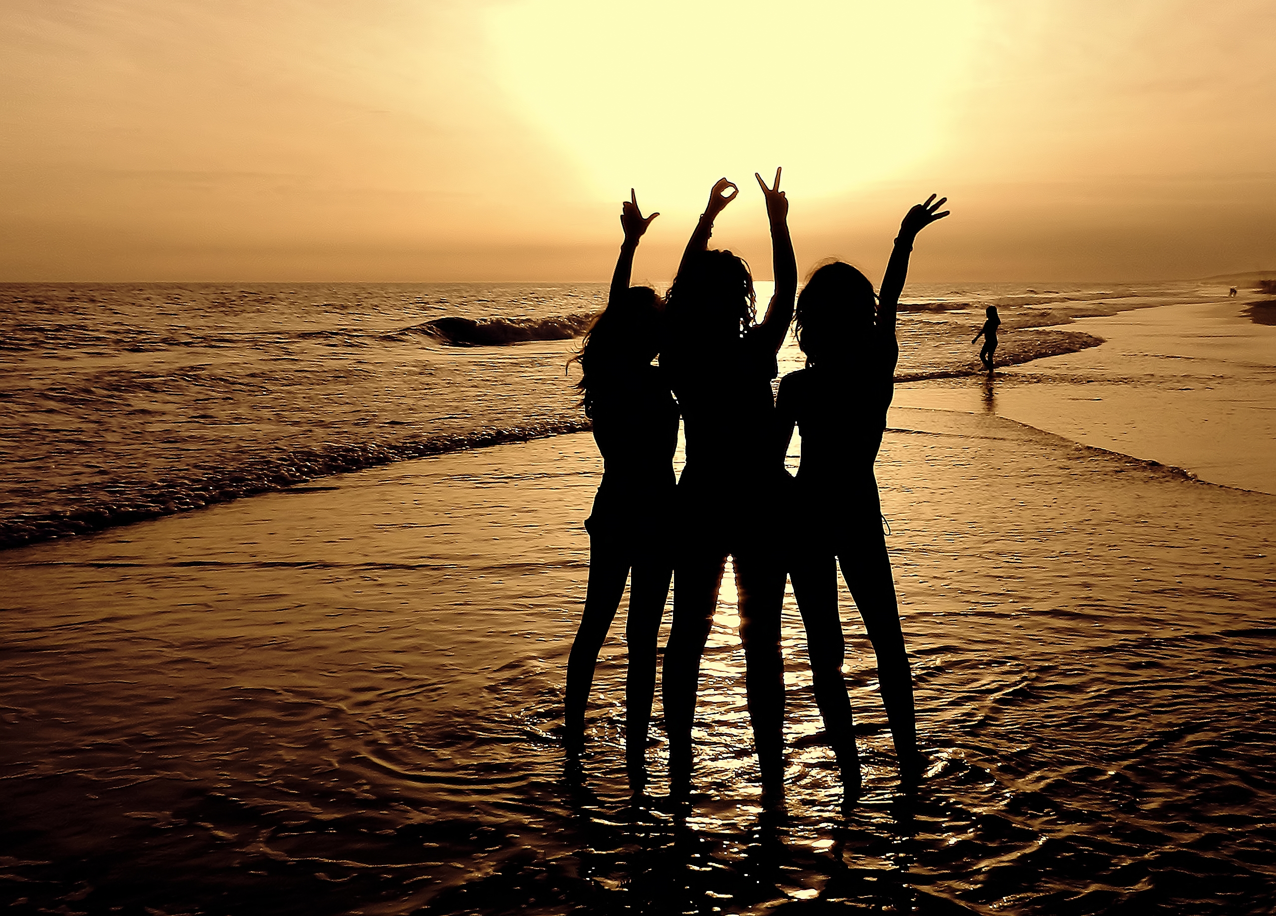 3 подруги и парень. Подружки на море. Три подруги на море. Подружки на закате. Подруги на пляже.
