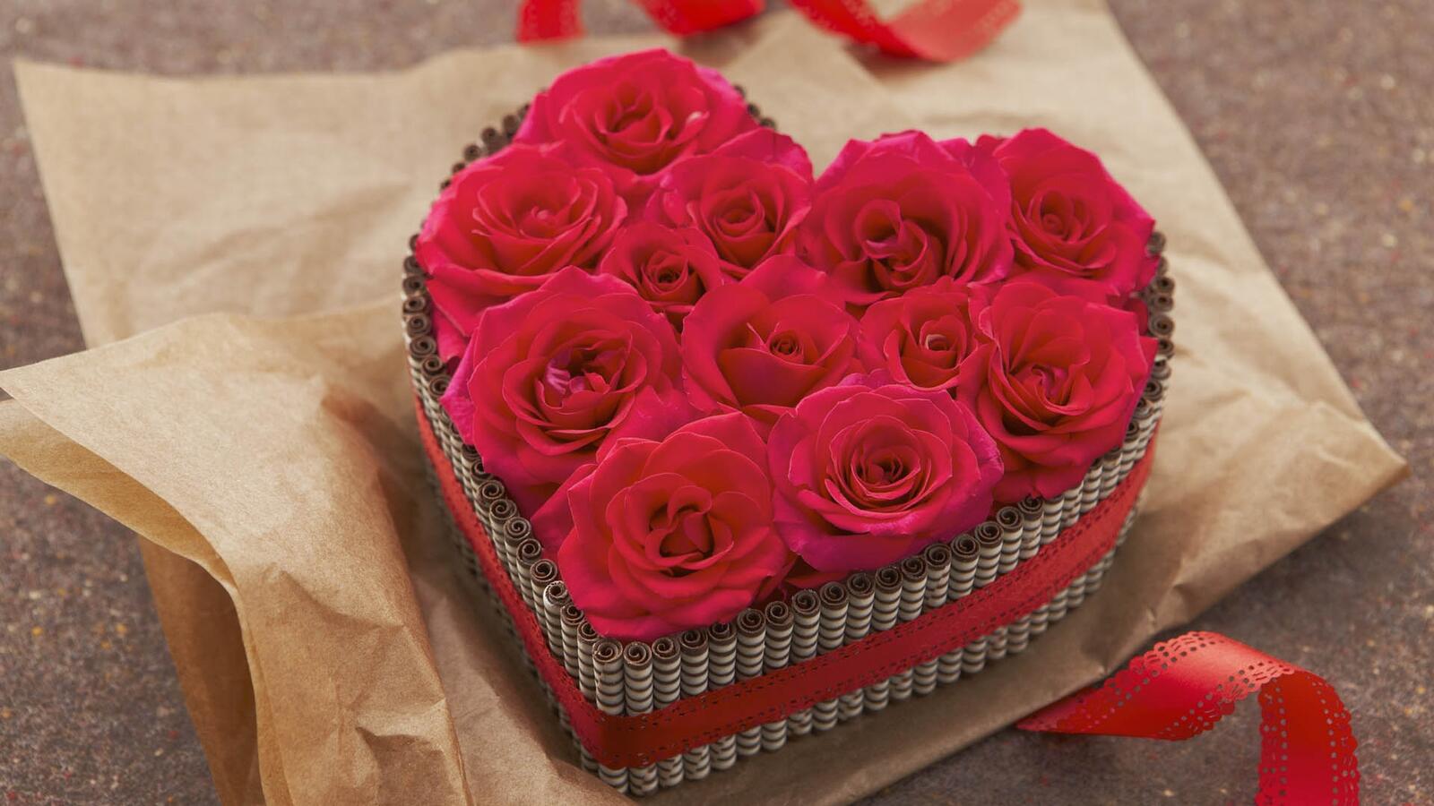 Free photo Bouquet of red roses in the form of a heart