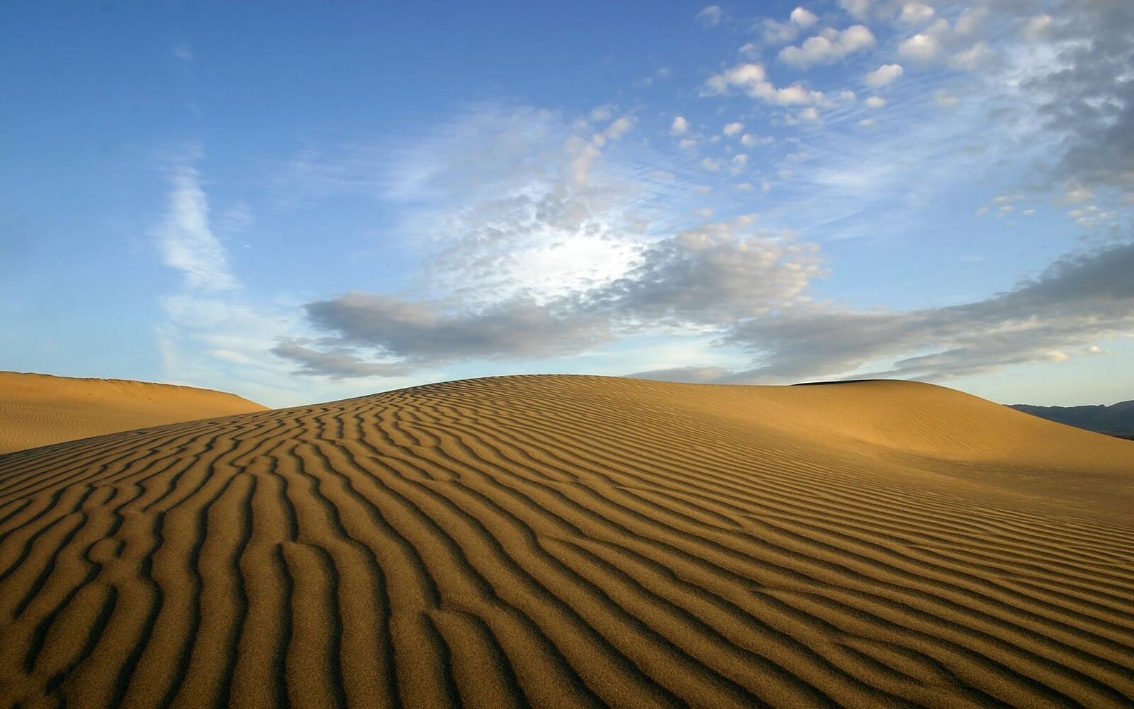 桌面上的壁纸沙漠壁纸 沙子 云彩