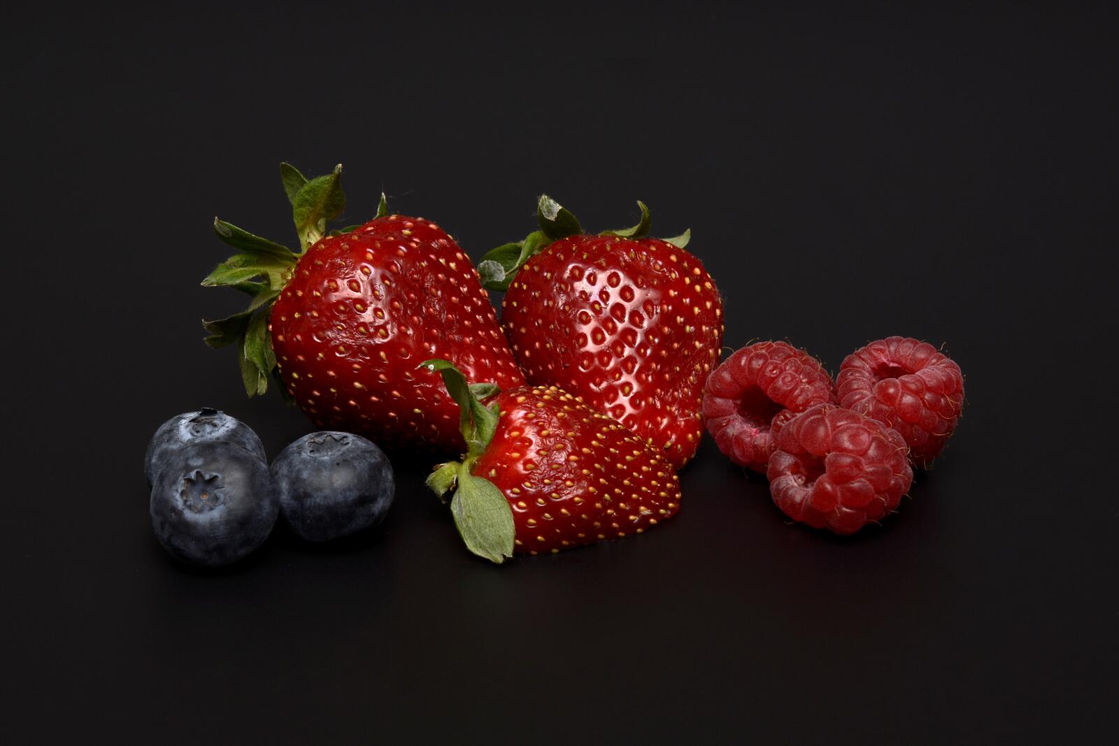 Wallpapers strawberry raspberry blueberry on the desktop