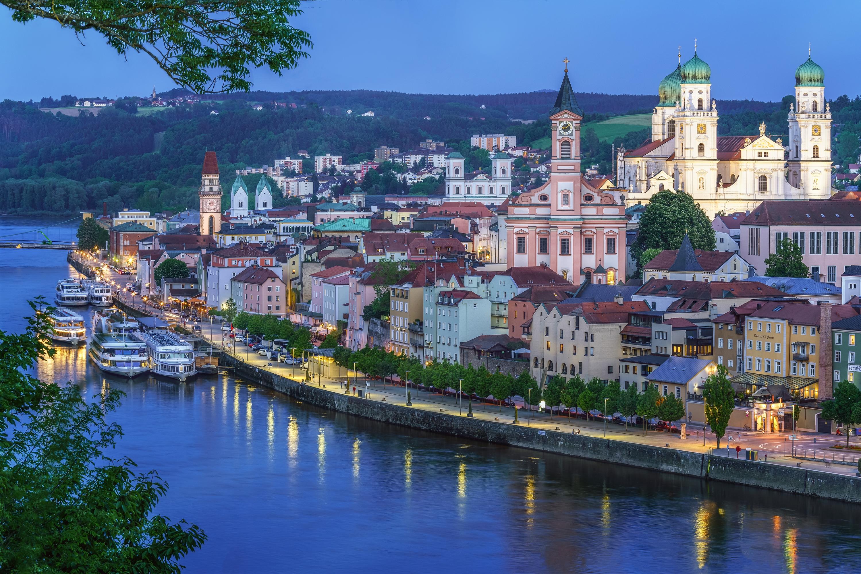 Самые красивые города на реках. Город Пассау, Бавария, Германия. Река Дунай в Германии. Река Дунай в Австрии. Пассау города Баварии.