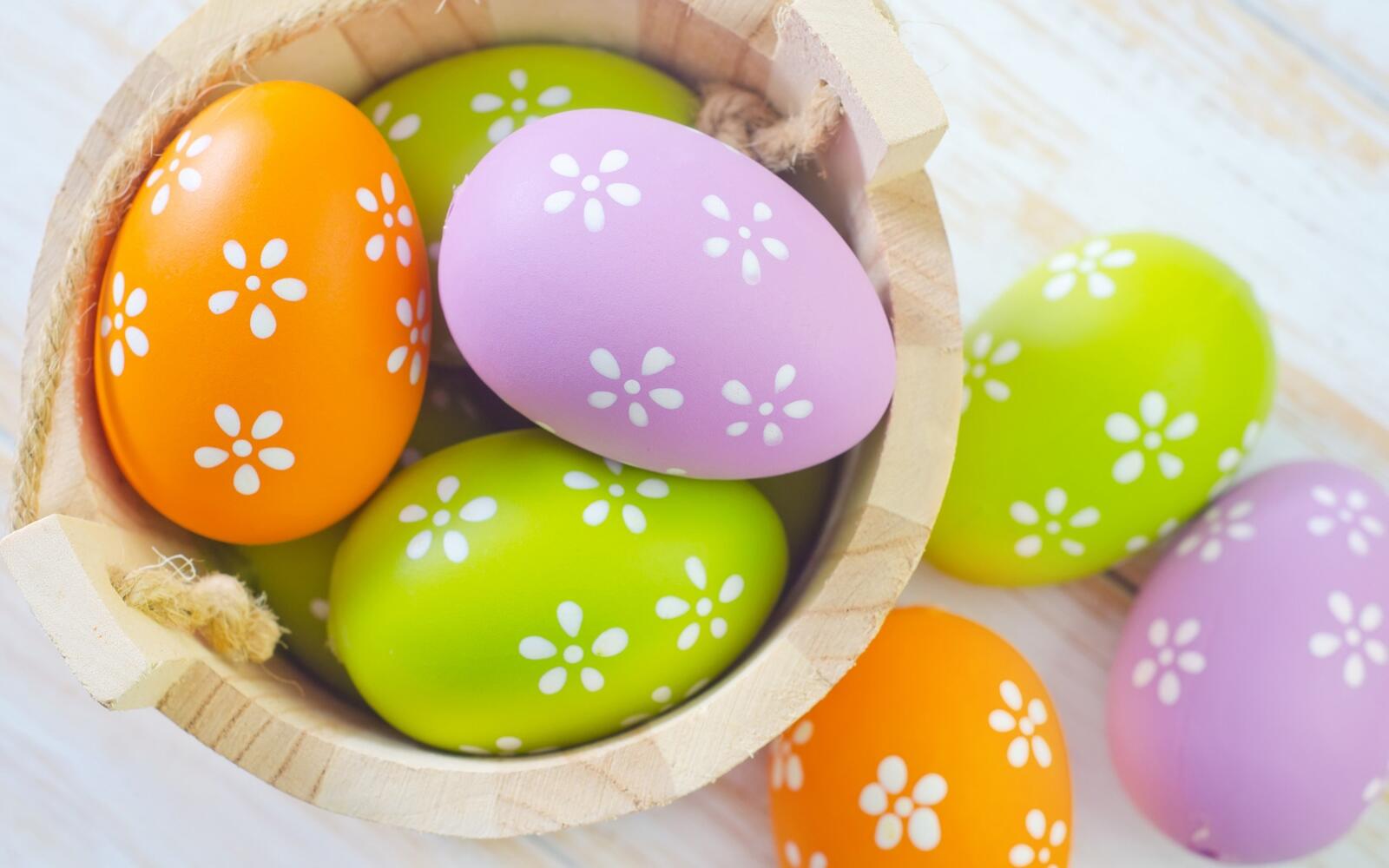 Обои крашенные яйца праздники корзина с яйцами на рабочий стол