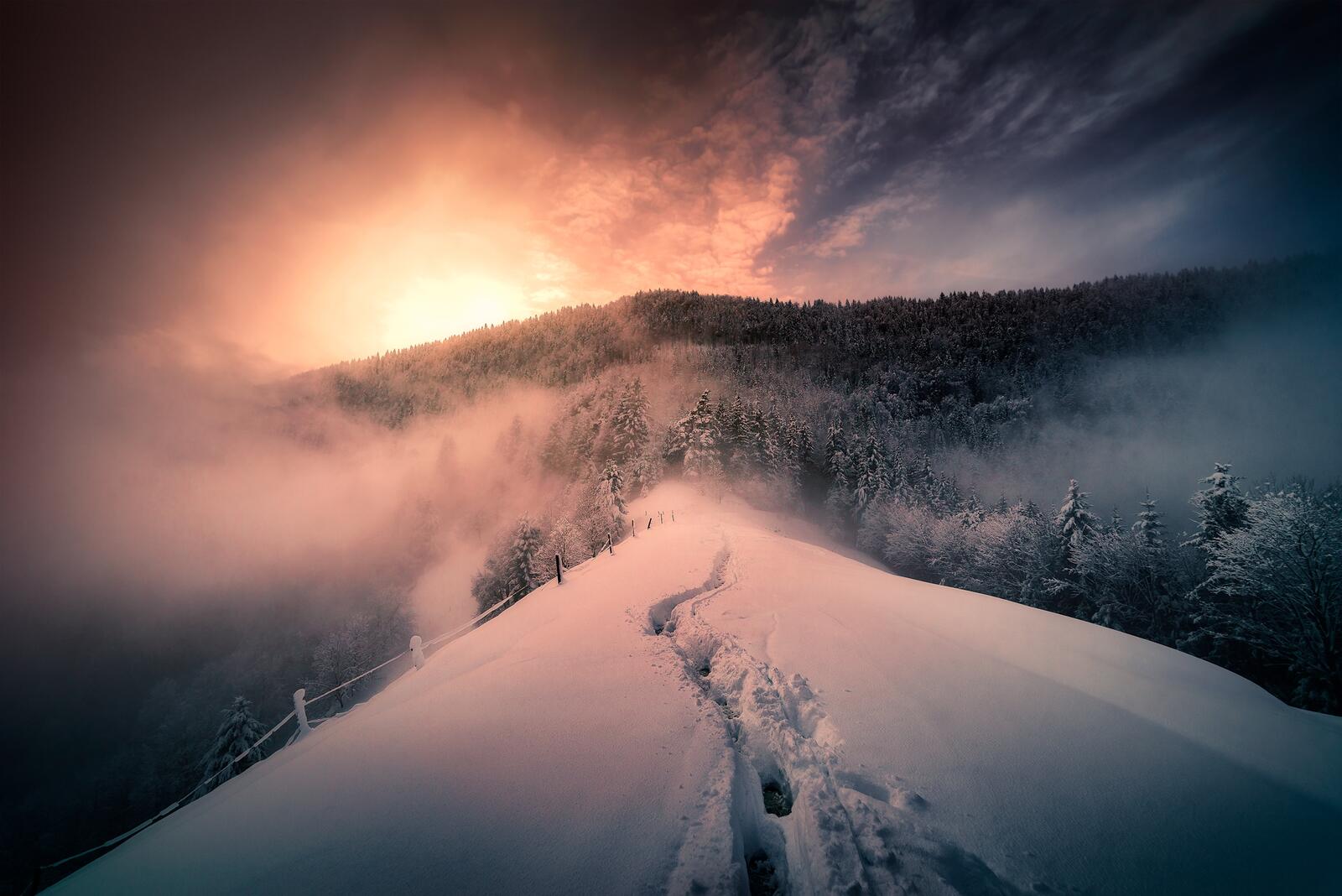 桌面上的壁纸意大利阿尔卑斯山的冬日清晨 山区 日落