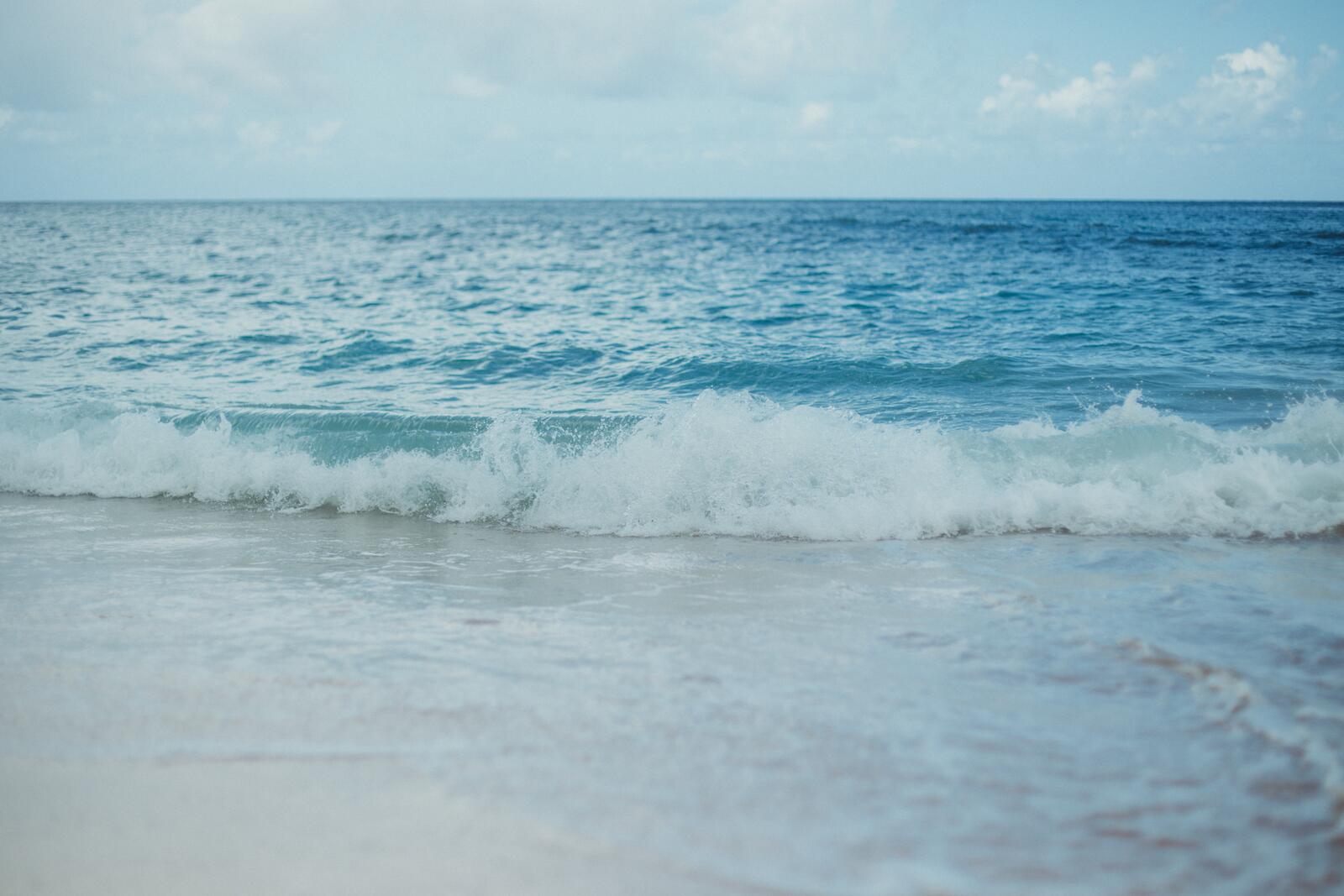 Бесплатное фото Голубая морская волна на берегу моря