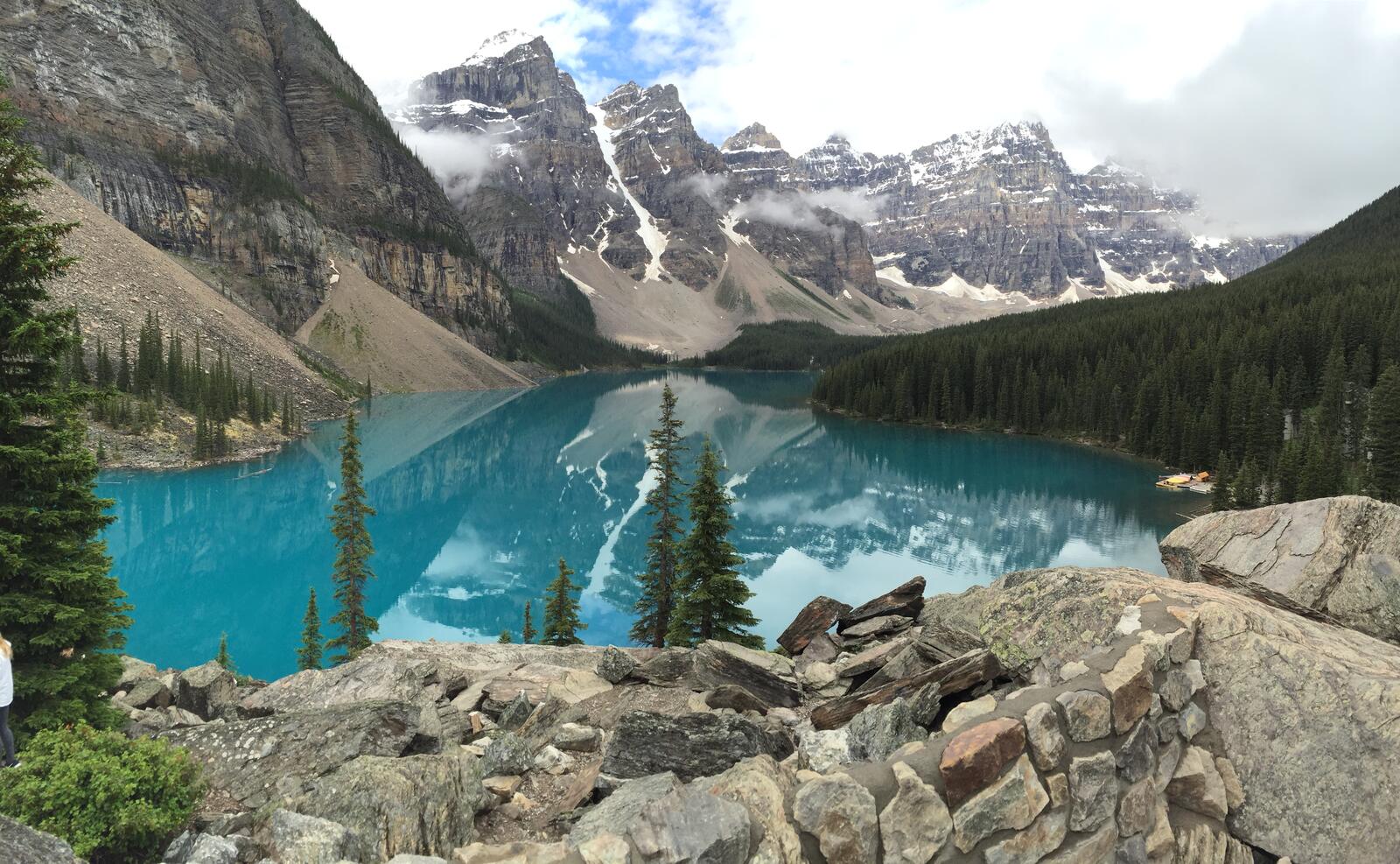免费照片高山间的蓝色湖泊