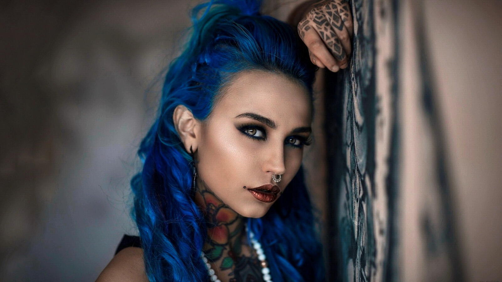 Бесплатное фото Девушка с синими волосами