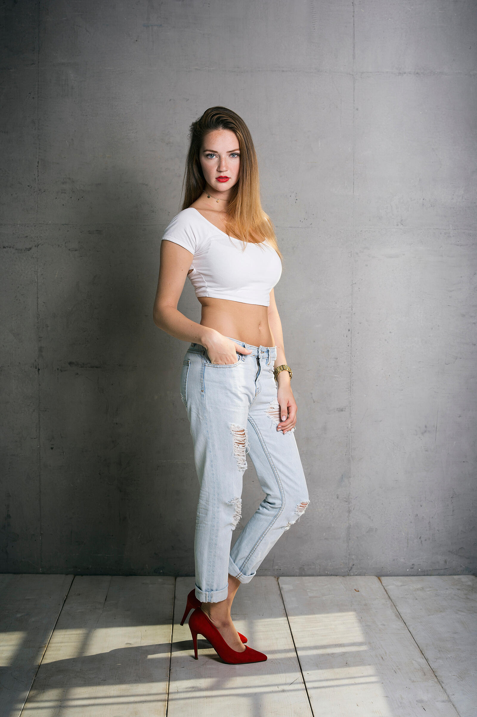 Wallpapers young woman posing jeans on the desktop