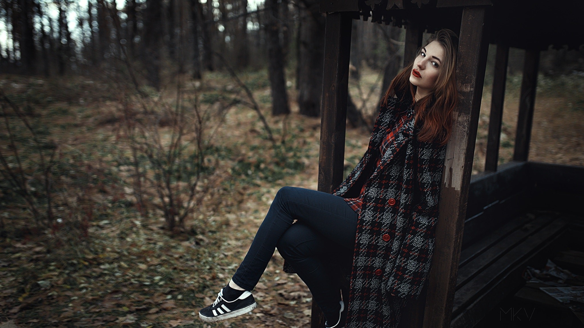 Девушка в клетчатой рубашке в лесу