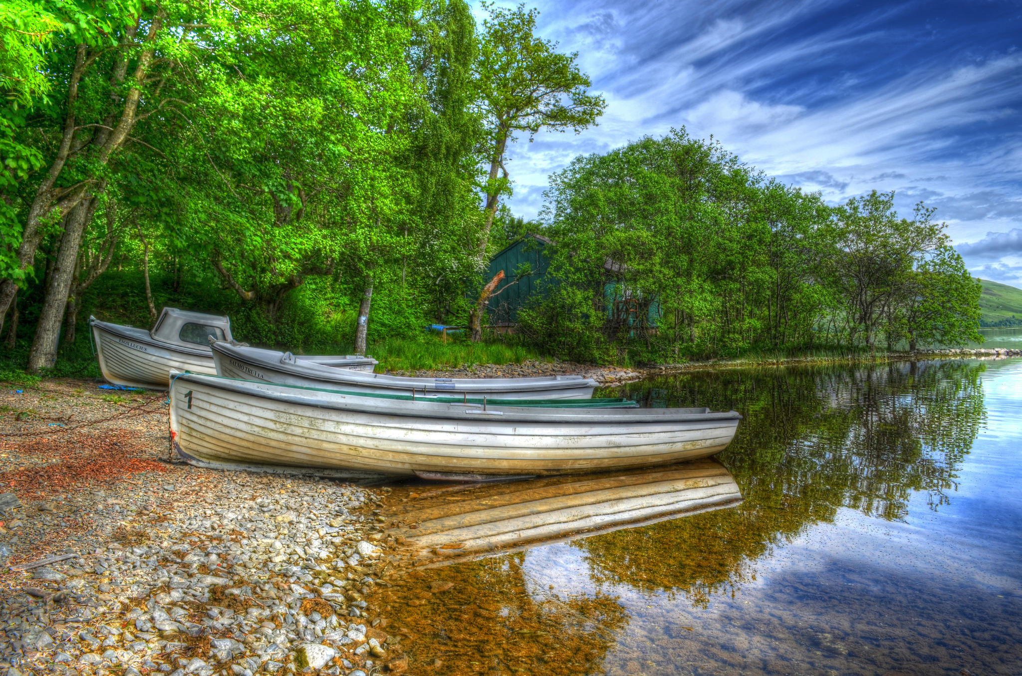 Деревянная лодка у берега бесплатно