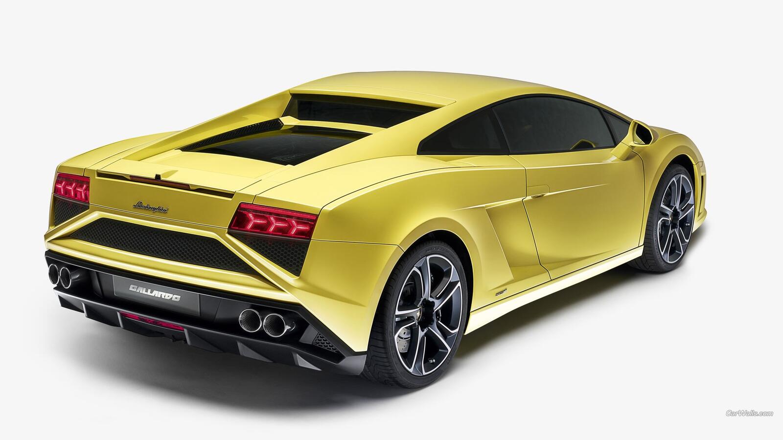 Бесплатное фото Lamborghini Gallardo золотого цвета
