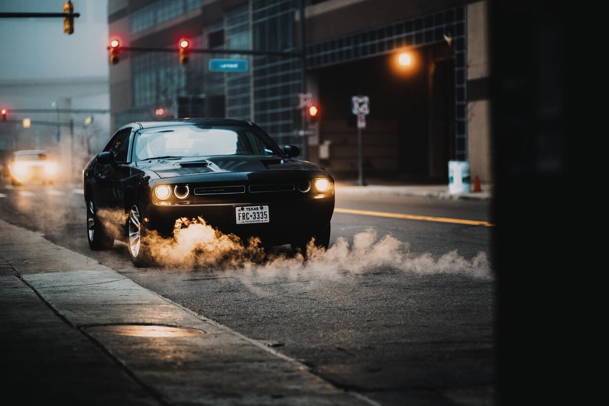 Dodge Challenger в вечернее время суток на улицах города