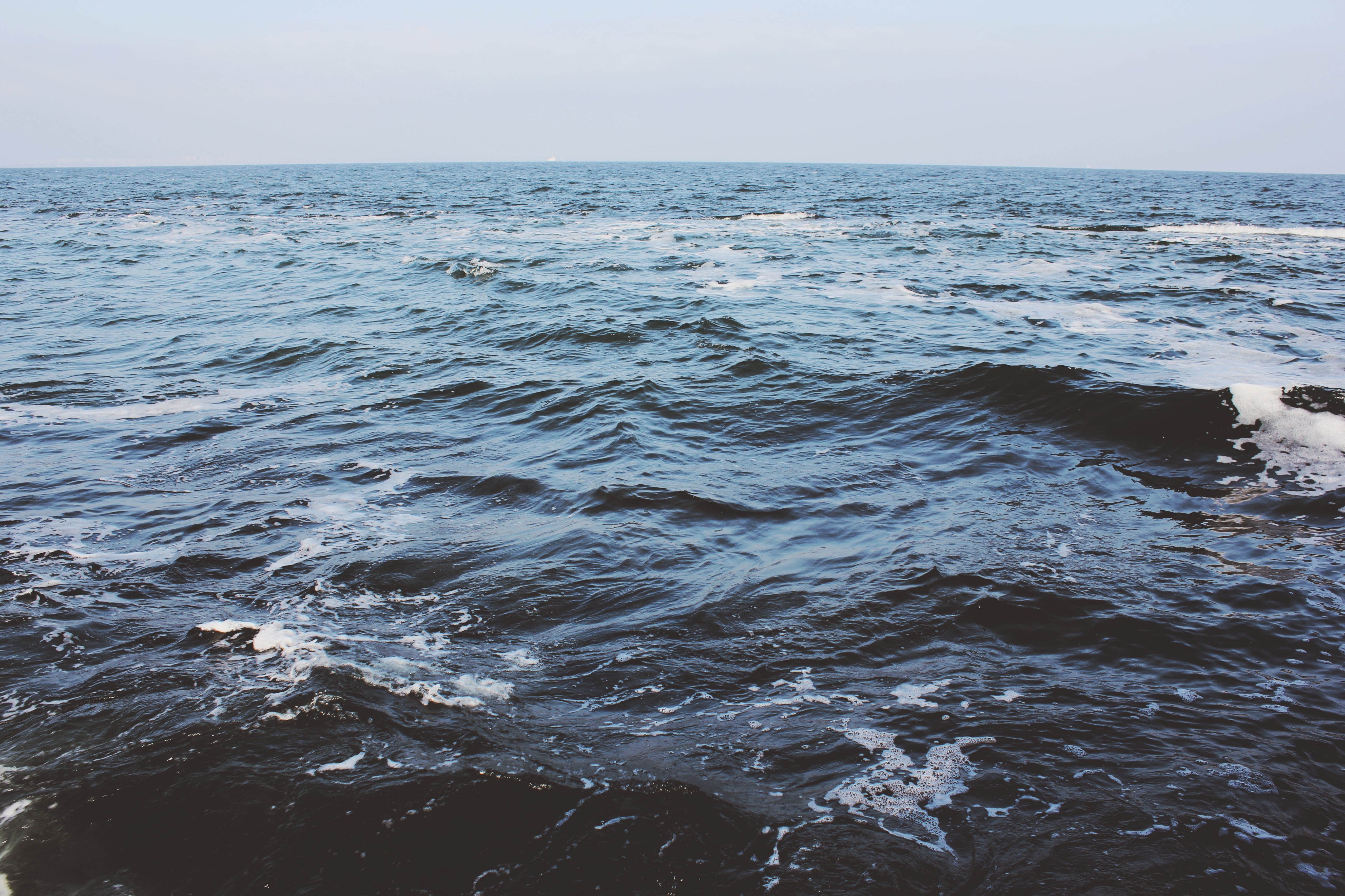 Coast water. Мутное море. Неспокойное море. Мутная вода в океане. Океан волны.