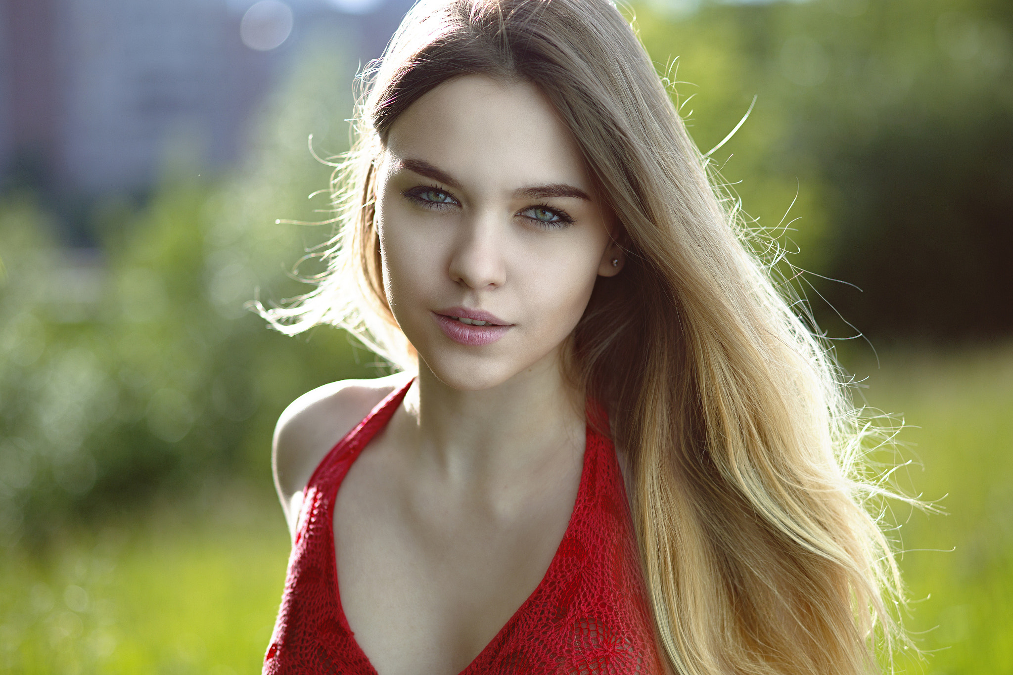 Free photo Portrait of a girl in a red dress