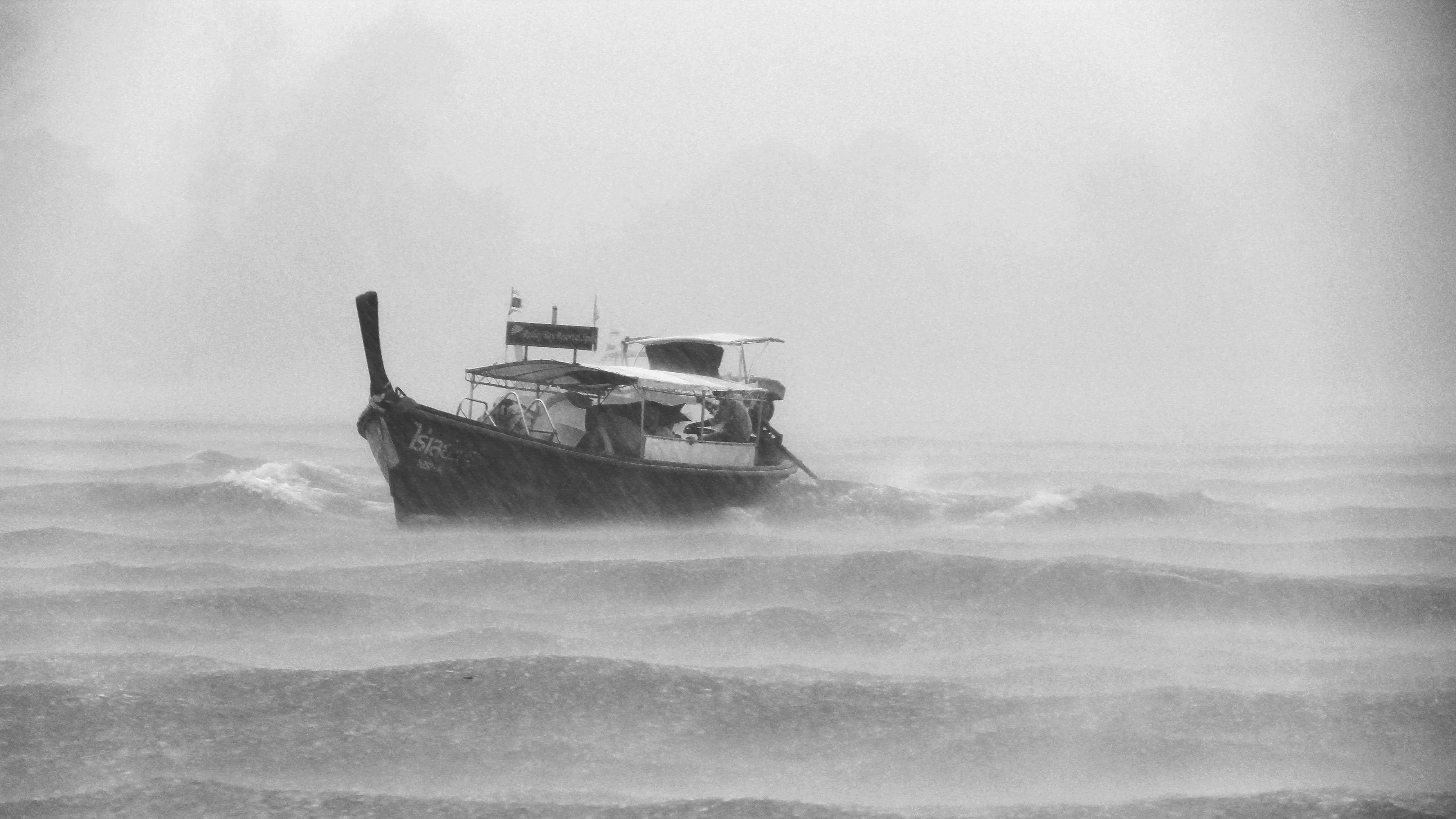 Фото бесплатно монохромная фотография, волна, моторная лодка