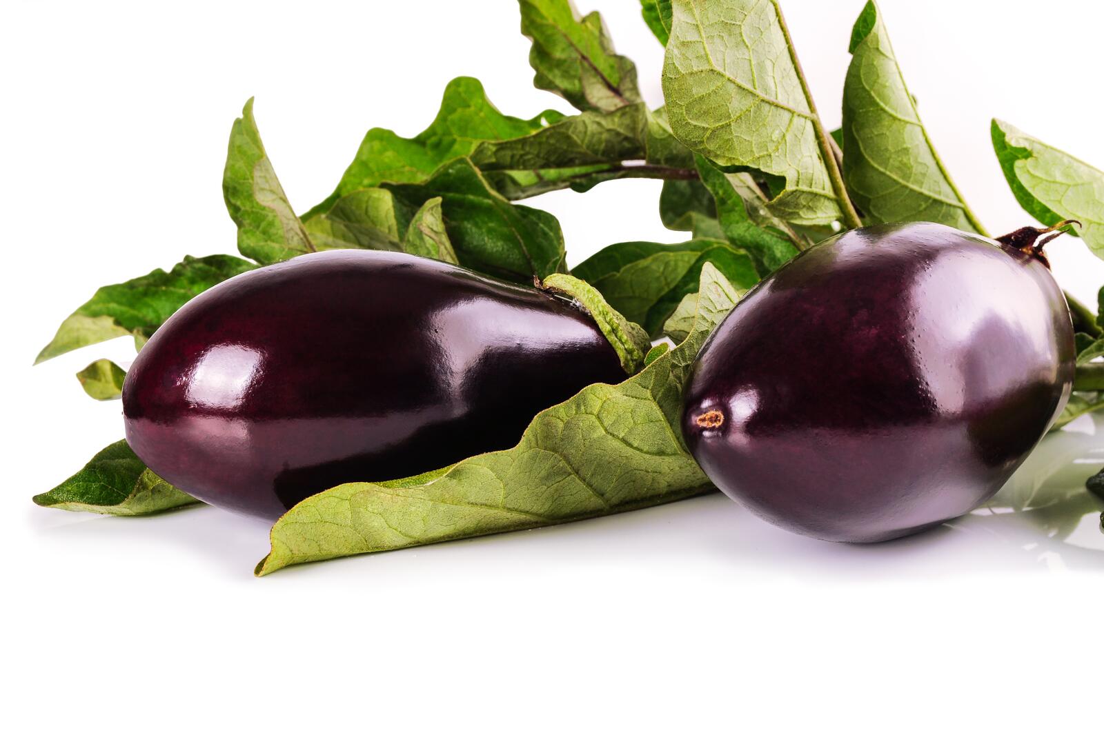 Free photo Fresh eggplants on a white background