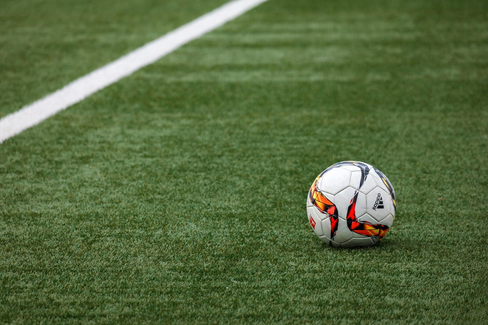 Бесплатное фото Футбольный мяч на газоне