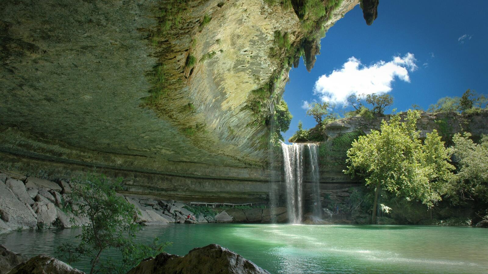 Бесплатное фото Необычное место с водопадом