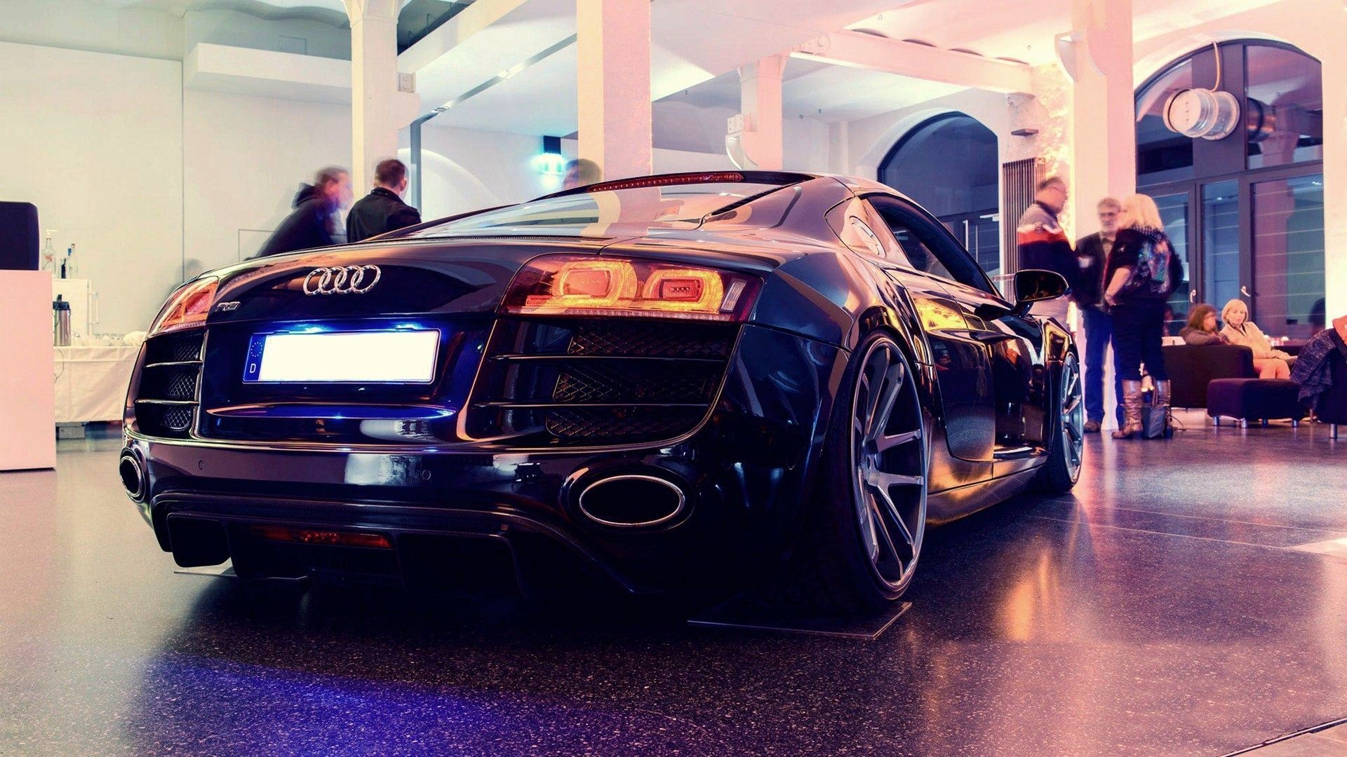 Free photo The Audi R8 is standing in a car dealership