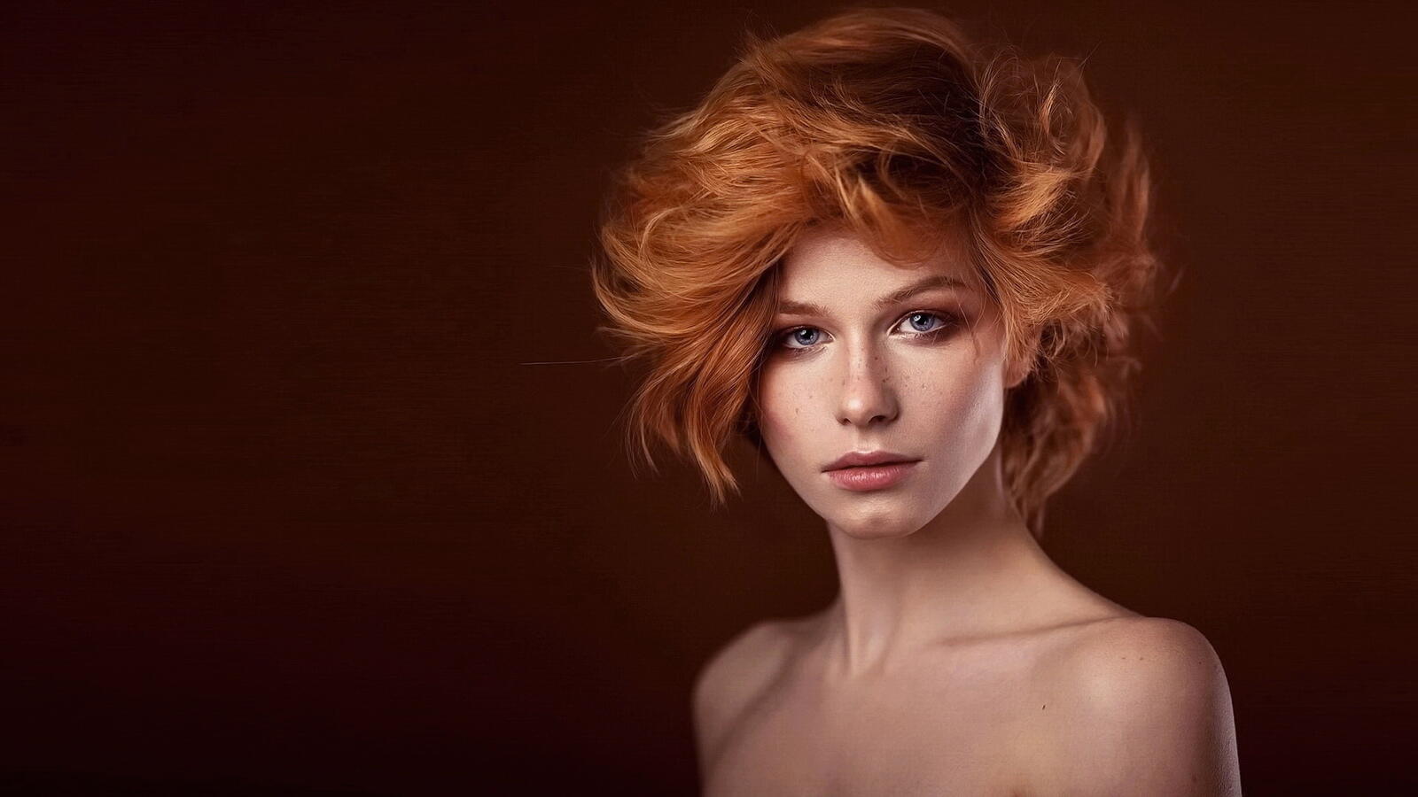 Free photo Portrait of a redheaded girl
