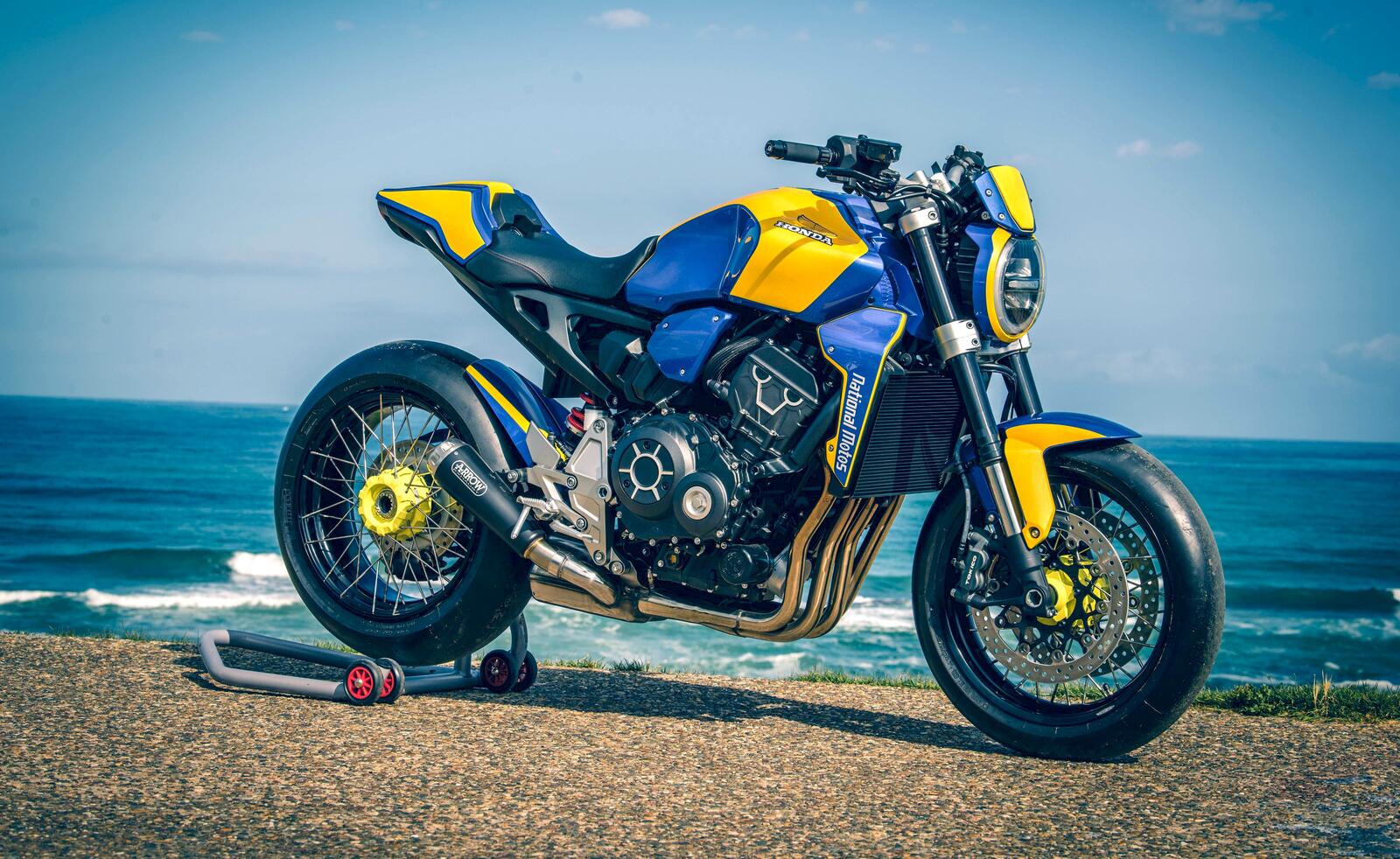 Обои спортивный мотоцикл вид сбоку пляж на рабочий стол