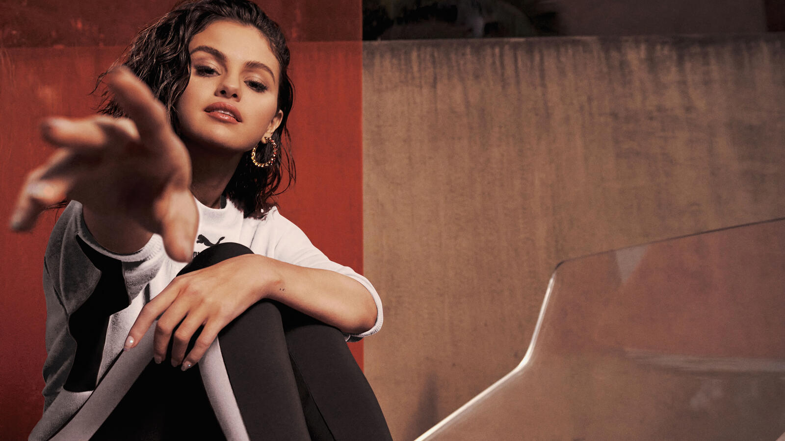 Wallpapers photoshoot Selena Gomez sitting on the desktop