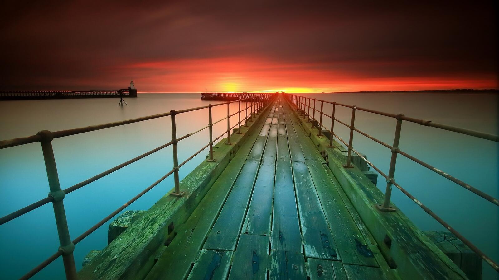 Бесплатное фото Деревянный пирс и закат солнца