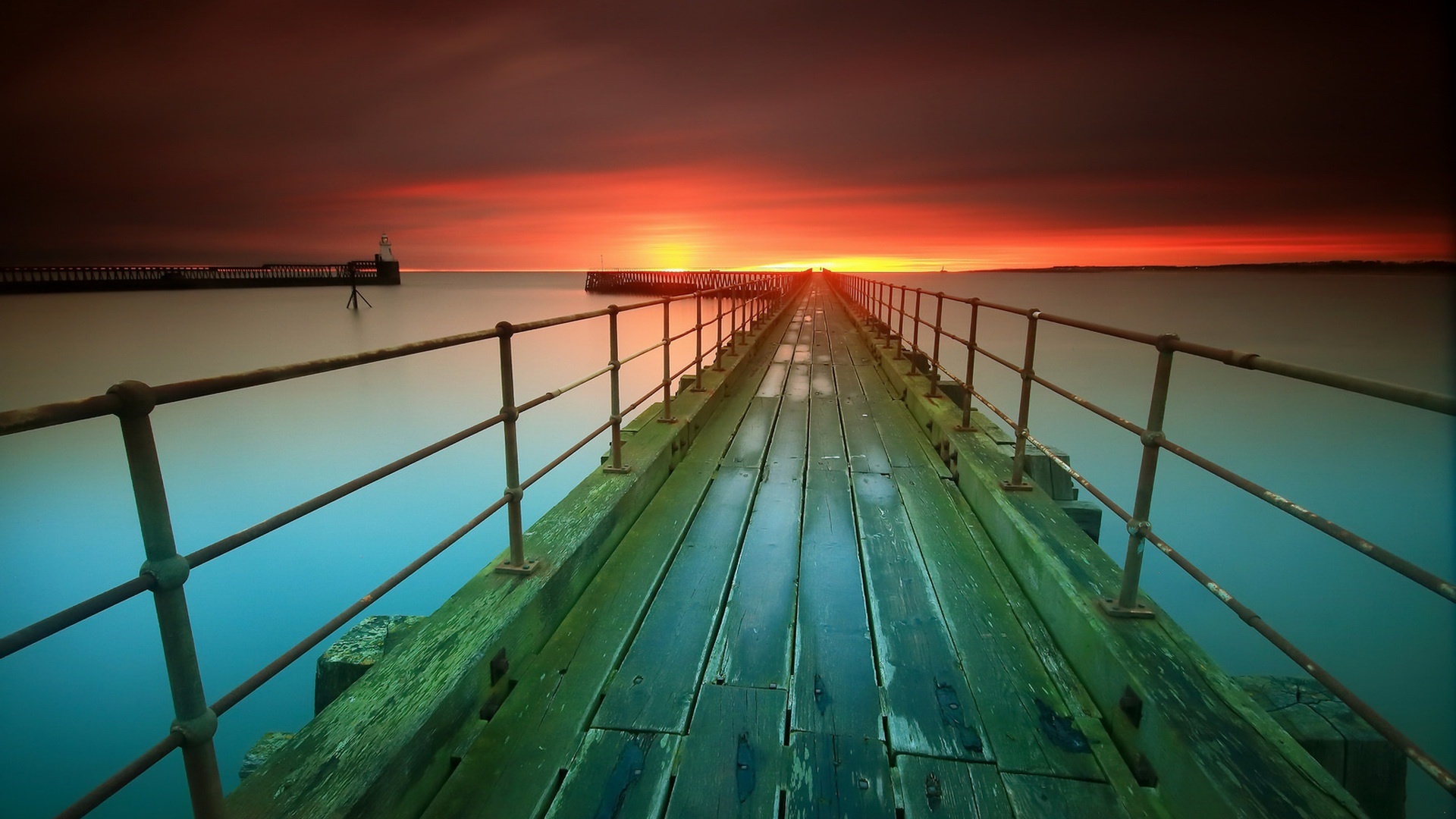 Бесплатное фото Деревянный пирс и закат солнца