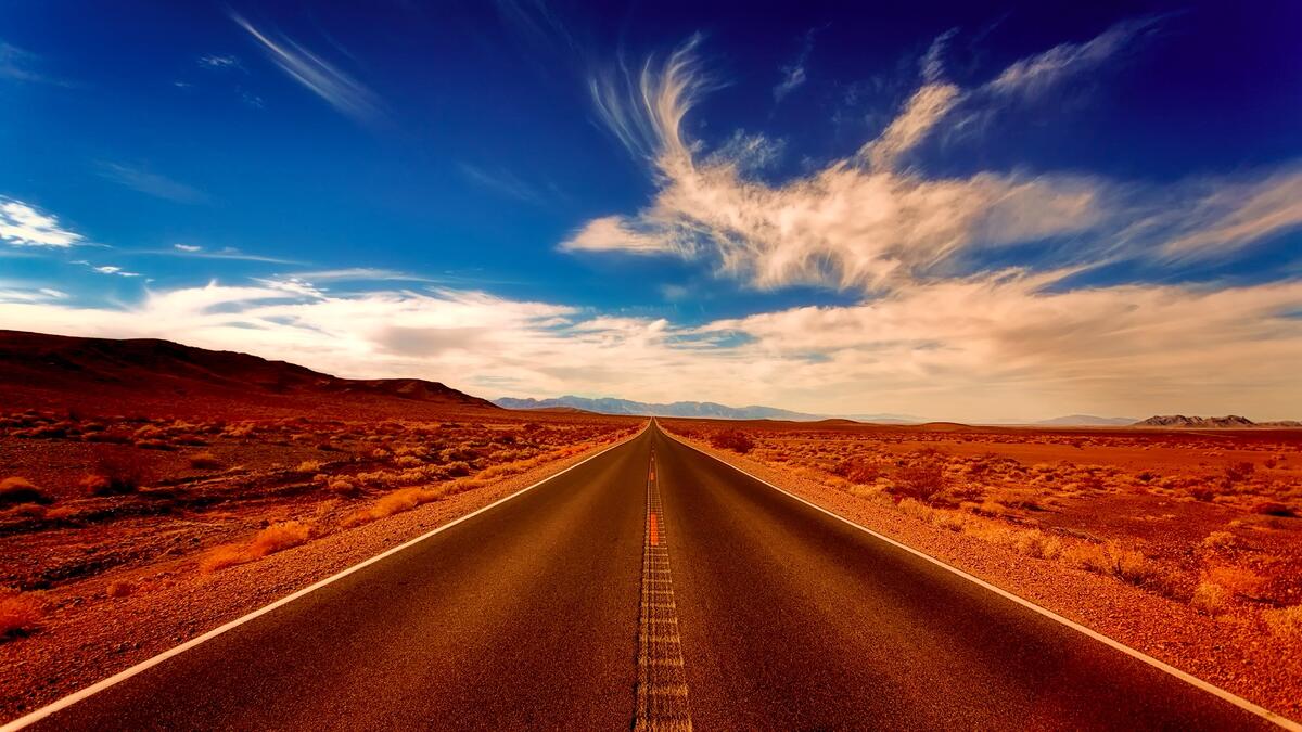 Асфальтированная дорога по пустыне