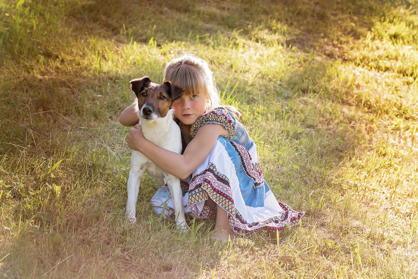 Девушка обнимает собаку. Девушка с собакой. Девочки животные. Девочка с собачкой.