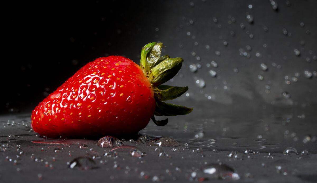 Ripe strawberries with water drops