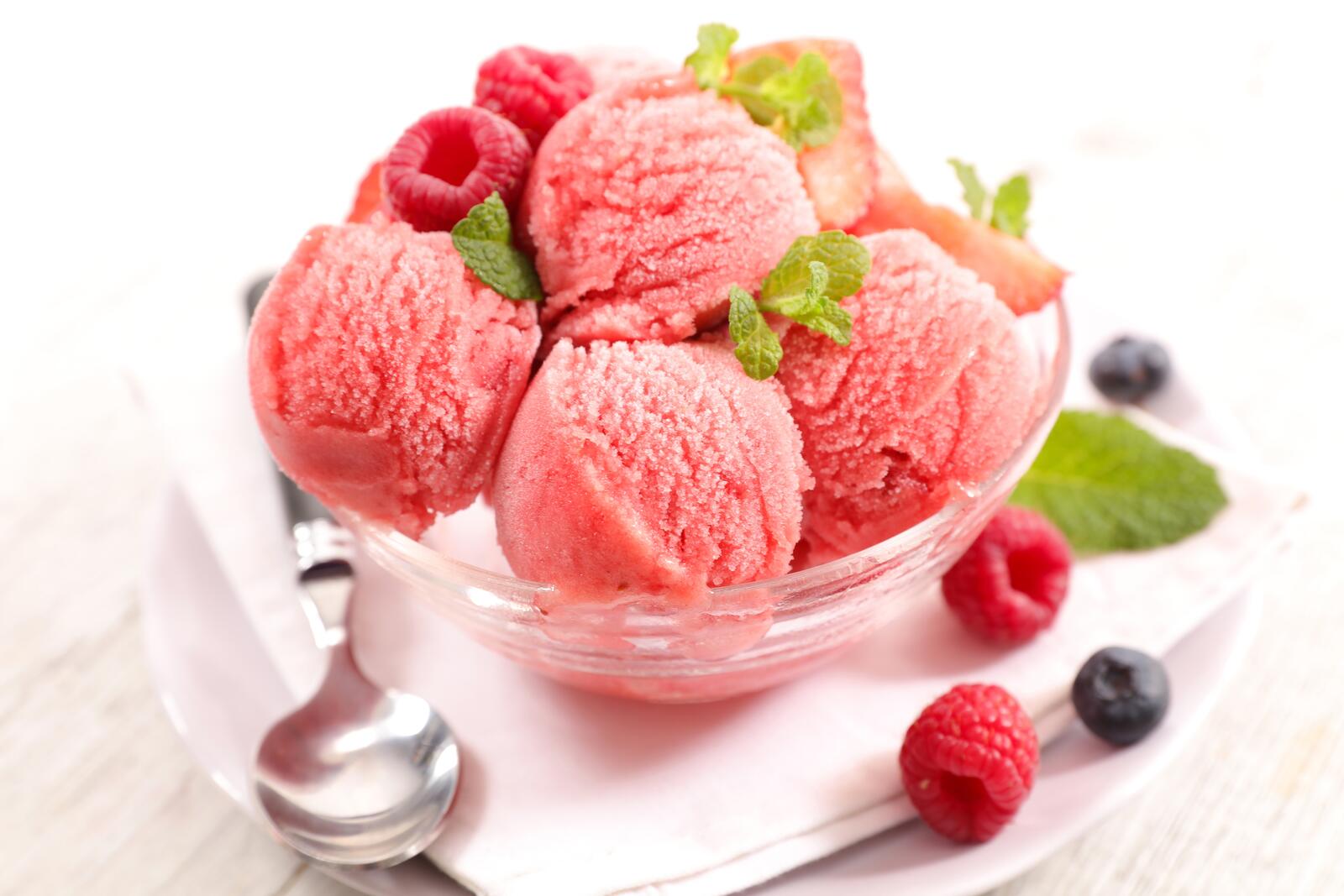 Free photo Pink raspberry ice cream balls.
