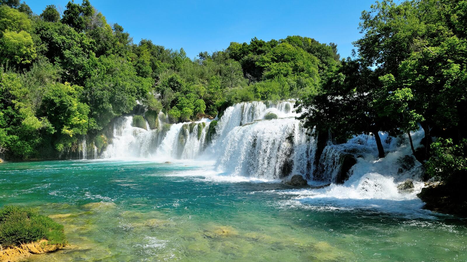 Бесплатное фото Широкий водопад в лесу Хорватии