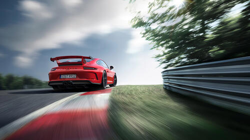 Красный Porsche на спортивной трассе