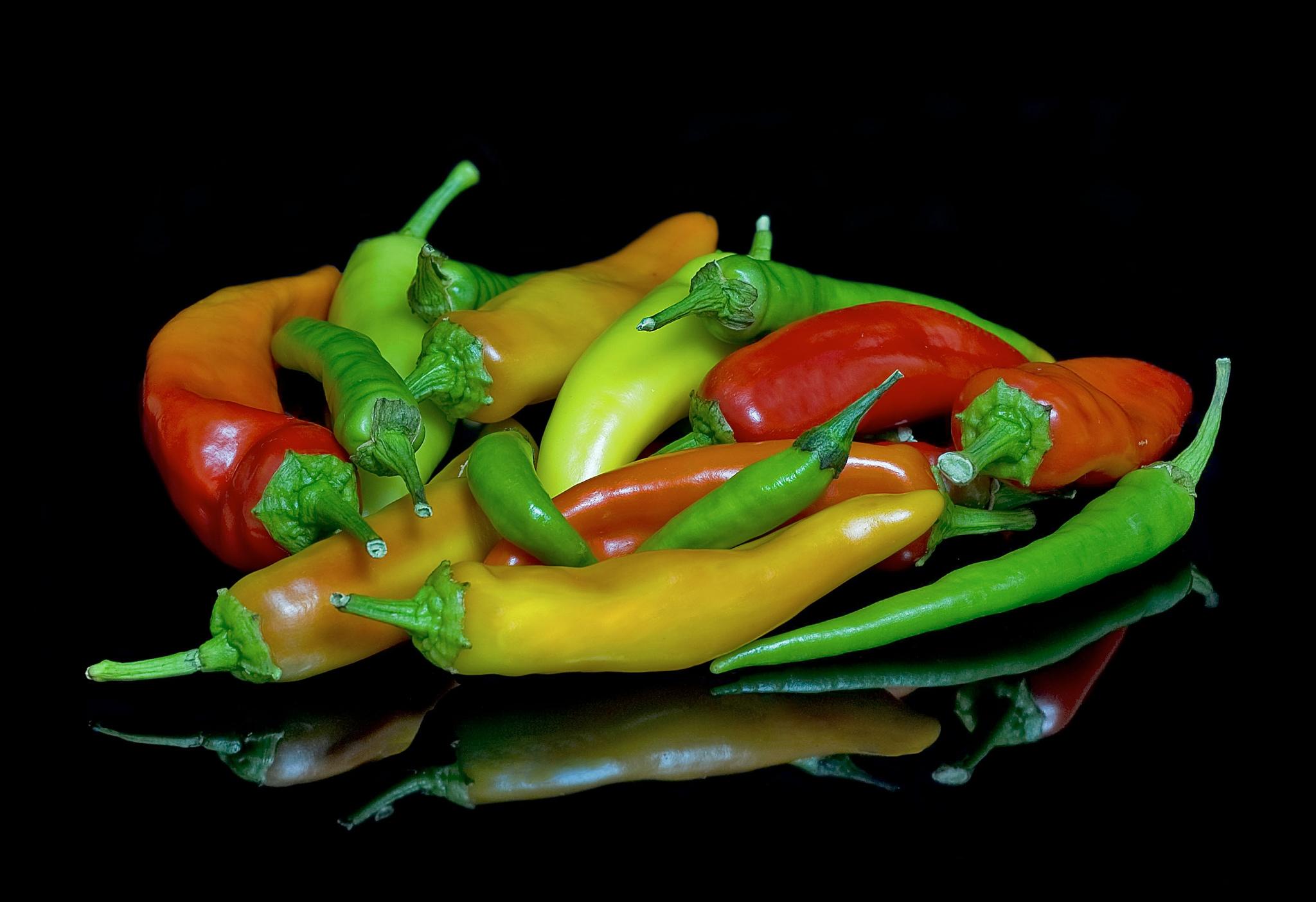 Фото бесплатно перец, овощи, чёрный фон