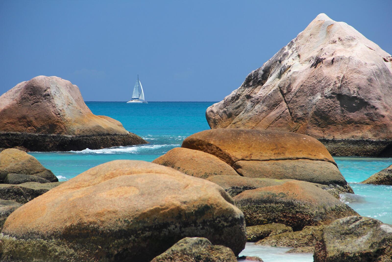 Free photo A sailboat in the Seychelles