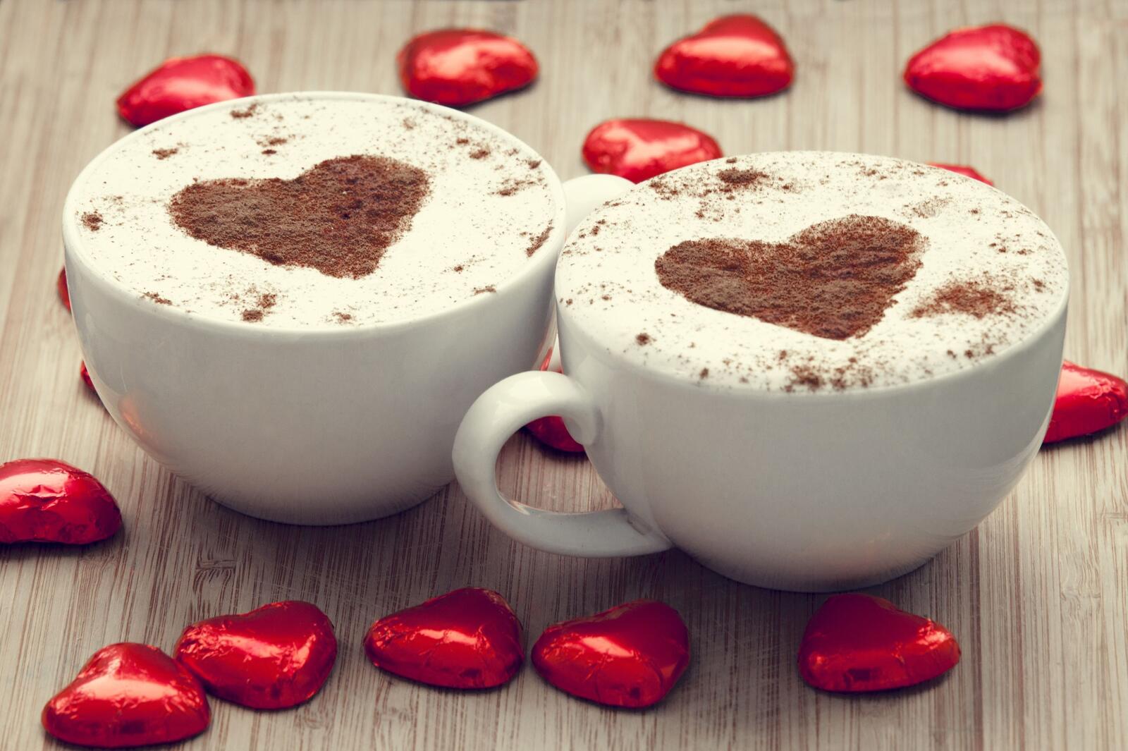 Бесплатное фото Кофе с шоколадными сердечками на пенке