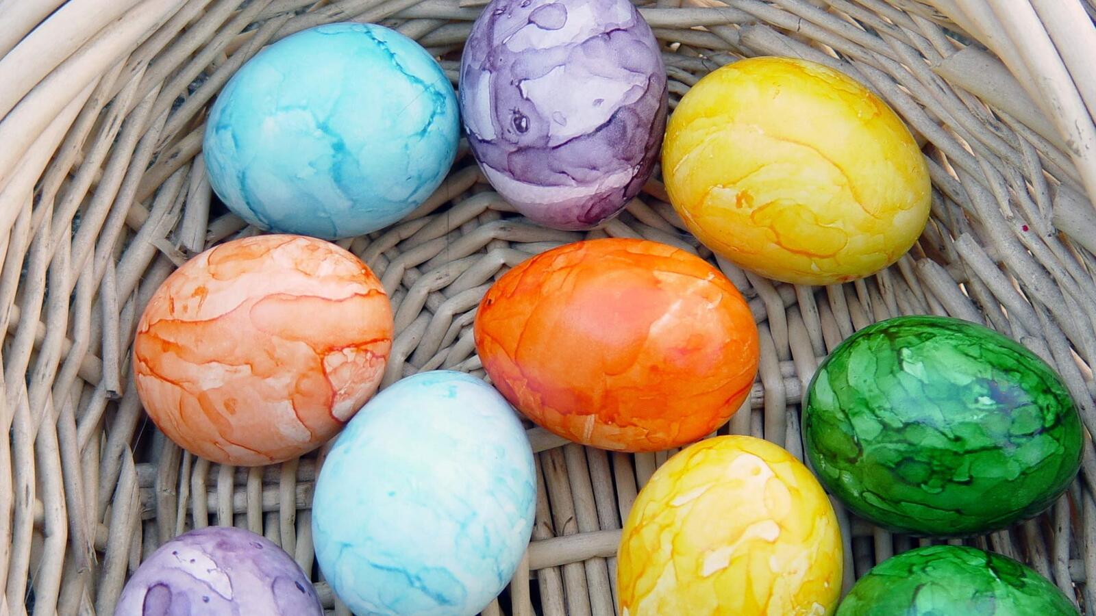 Обои цветные яйца корзина с яйцами разноцветные яйца на рабочий стол