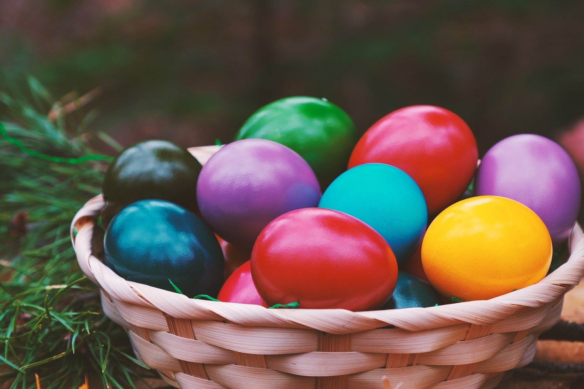 Фото бесплатно пасхальные яйца, корзина с яйцами, цветные яйца