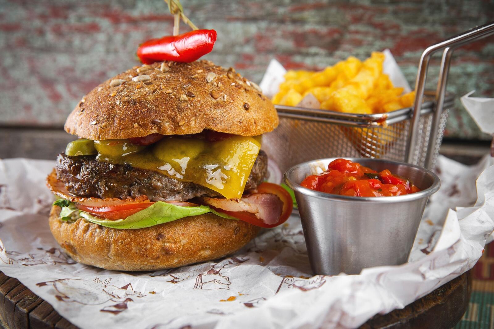 Бесплатное фото Гамбургер с красным чилли
