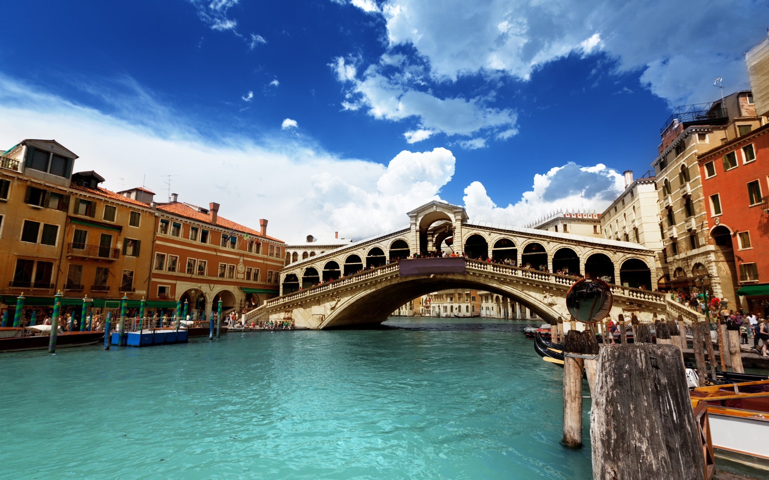 Бесплатное фото Мост через реку с голубой водой в Венеции