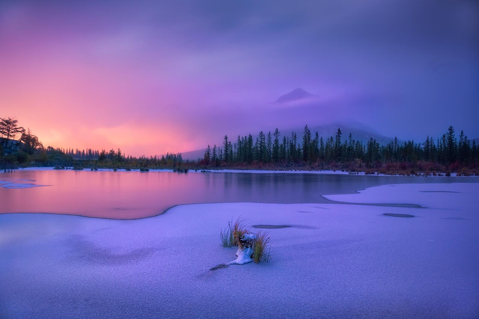 Обои Winter Canadian Rockies озеро на рабочий стол